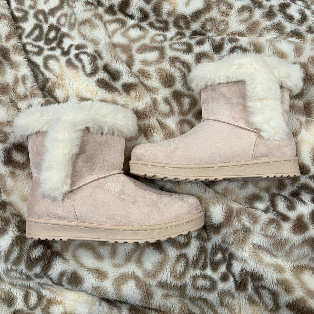 SO blush winter boots with faux white fur trim and lined